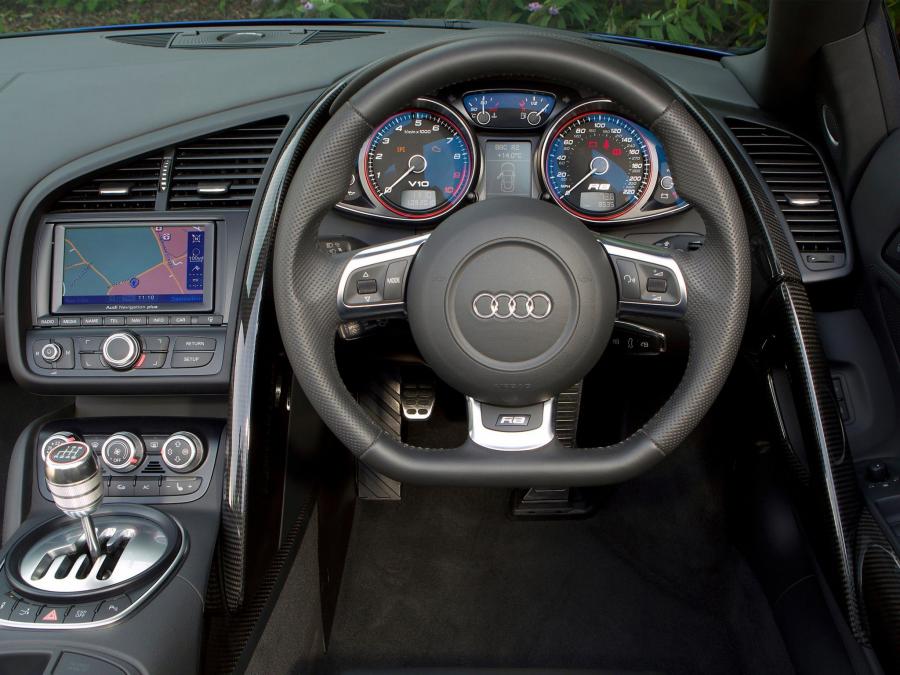 Торпедо Audi R8 V10 Spyder 2010 года  (UK) (фото 6 из 23)